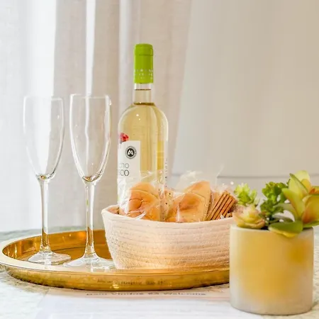 Elegant 2 Bedrooms With Balconies In Lägenhet *