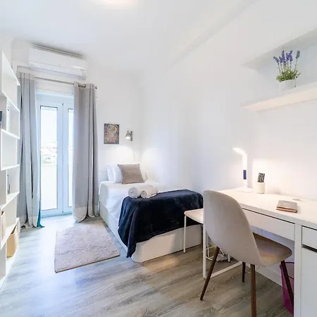 아파트 Elegant 2 Bedrooms With Balconies In *